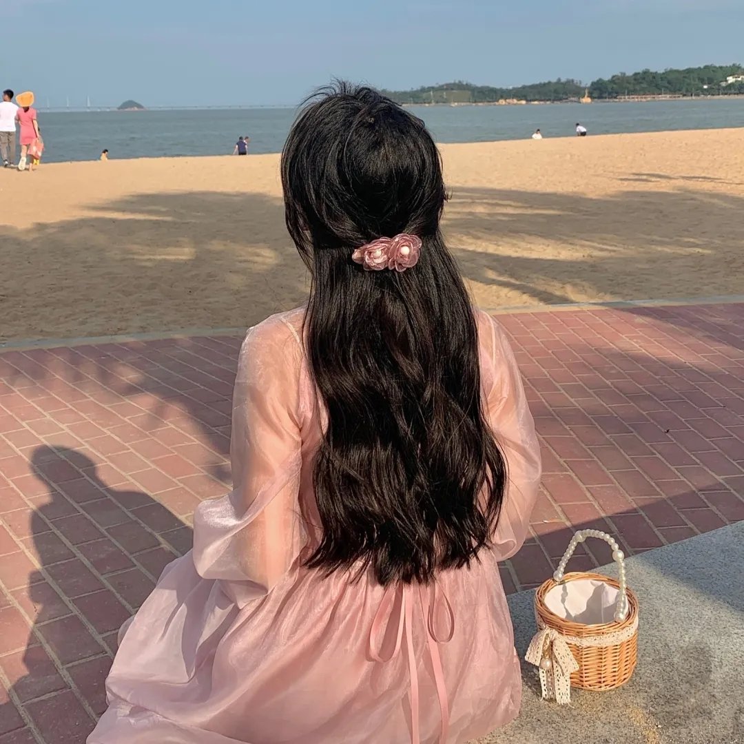戴流苏耳环的少女